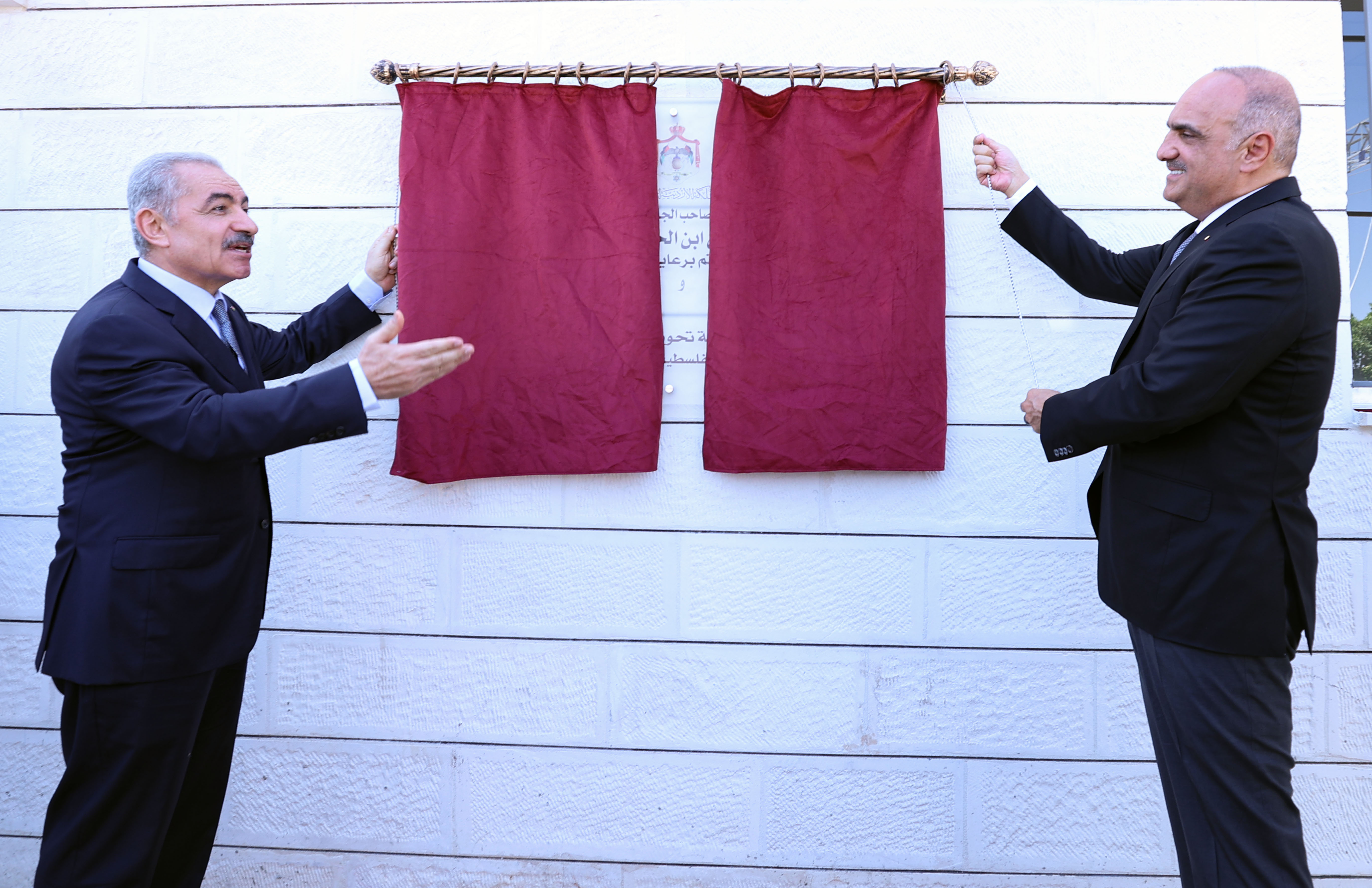 رئيس الوزراء محمد اشتية ورئيس الوزراء الأردني بشر الخصاونة خلال إزاحة الستار عن مشروع الرامة